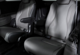 Подержанный автомобиль Kia Carnival 2024 года (17 фото)