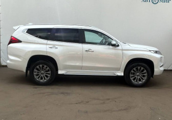 Подержанный автомобиль Mitsubishi Pajero Sport 2021 года (4 фото)