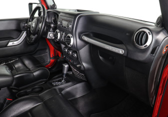 Подержанный автомобиль Jeep Wrangler 2011 года (10 фото)
