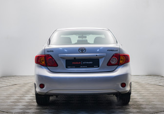 Подержанный автомобиль Toyota Corolla Sedan 2008 года (4 фото)
