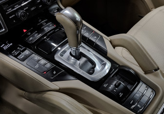 Подержанный автомобиль Porsche Cayenne 2015 года (30 фото)