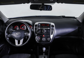 Подержанный автомобиль Kia Ceed Wagon 2010 года (17 фото)