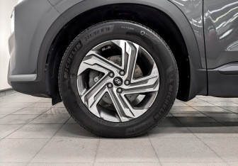 Подержанный автомобиль Hyundai Santa Fe 2023 года (19 фото)