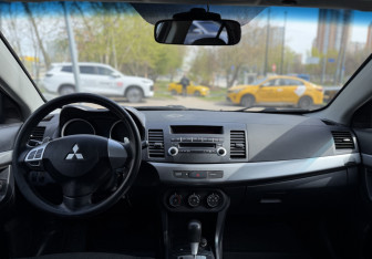 Подержанный автомобиль Mitsubishi Lancer Sedan 2011 года (9 фото)