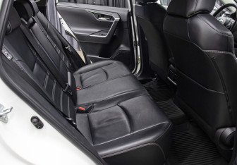 Подержанный автомобиль Toyota RAV4 2021 года (12 фото)