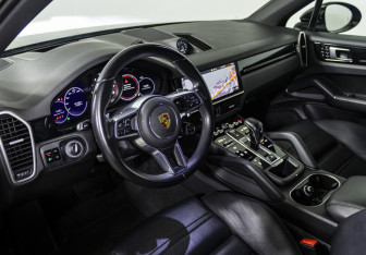 Подержанный автомобиль Porsche Cayenne 2020 года (9 фото)