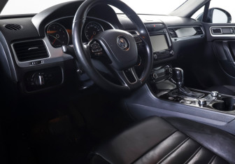 Подержанный автомобиль Volkswagen Touareg 2012 года (15 фото)
