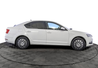 Подержанный автомобиль Skoda Octavia Liftback 2020 года (4 фото)
