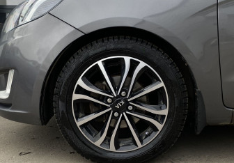 Подержанный автомобиль Kia Rio Hatchback 2013 года (9 фото)