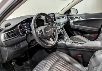 Подержанный автомобиль Genesis G70 2019 года (16 фото)