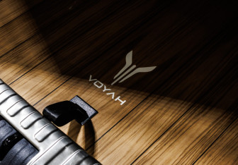 Подержанный автомобиль Voyah Dream 2025 года (25 фото)