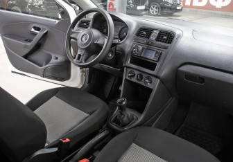 Подержанный автомобиль Volkswagen Polo Sedan 2013 года (11 фото)