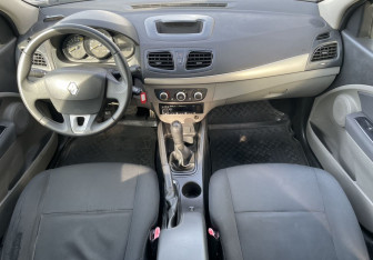 Подержанный автомобиль Renault Fluence 2011 года (10 фото)