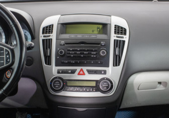 Подержанный автомобиль Kia Ceed Hatchback 2008 года (14 фото)