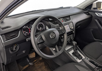 Подержанный автомобиль Skoda Octavia Liftback 2019 года (15 фото)
