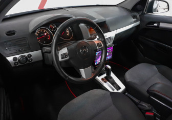Подержанный автомобиль Opel Astra Hatchback 2010 года (7 фото)