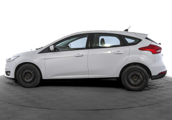 Подержанный автомобиль Ford Focus Hatchback 2018 года (8 фото)