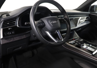 Подержанный автомобиль Audi Q8 2018 года (13 фото)