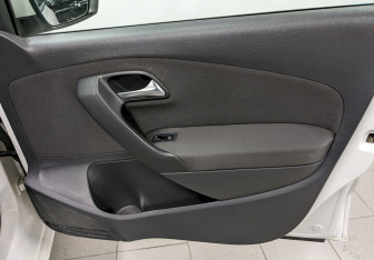 Подержанный автомобиль Volkswagen Polo Hatchback 2011 года (17 фото)