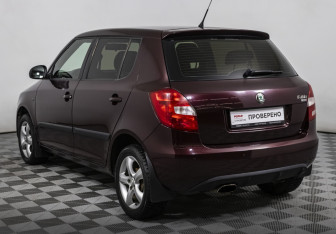 Подержанный автомобиль Skoda Fabia Hatchback 2010 года (7 фото)