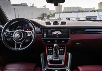 Подержанный автомобиль Porsche Cayenne 2019 года (14 фото)