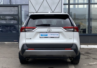 Подержанный автомобиль Toyota RAV4 2019 года (6 фото)