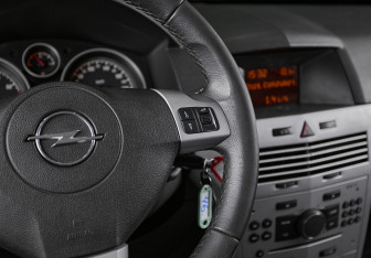 Подержанный автомобиль Opel Astra Sedan 2011 года (13 фото)