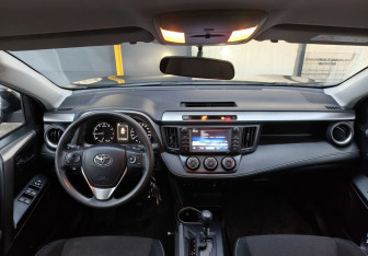 Подержанный автомобиль Toyota RAV4 2016 года (11 фото)