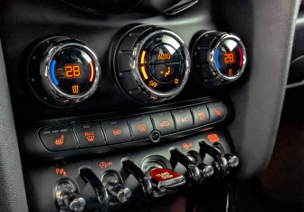 Подержанный автомобиль MINI Hatch 2020 года (21 фото)