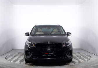 Подержанный автомобиль Kia Carnival 2018 года (2 фото)