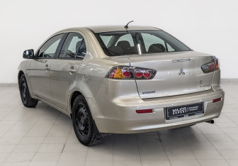 Подержанный автомобиль Mitsubishi Lancer Sedan 2010 года (7 фото)