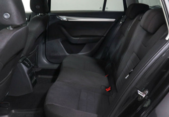 Подержанный автомобиль Skoda Octavia Wagon 2015 года (14 фото)