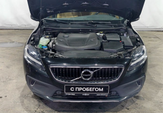 Подержанный автомобиль Volvo V40 Cross Country 2019 года (17 фото)
