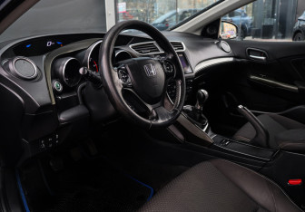 Подержанный автомобиль Honda Civic Wagon 2015 года (12 фото)