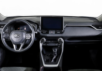 Подержанный автомобиль Toyota RAV4 2023 года (13 фото)