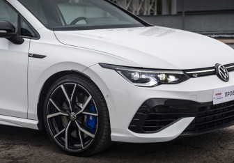 Подержанный автомобиль Volkswagen Golf R Hatchback 2021 года (4 фото)