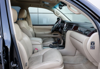 Подержанный автомобиль Lexus LX 2008 года (10 фото)