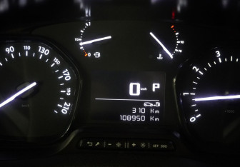 Подержанный автомобиль Peugeot Traveller 2020 года (14 фото)