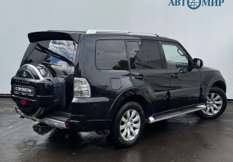 Подержанный автомобиль Mitsubishi Pajero 2011 года (7 фото)