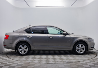 Подержанный автомобиль Skoda Octavia Liftback 2020 года (6 фото)