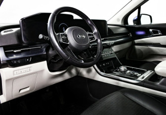 Подержанный автомобиль Kia Carnival 2021 года (8 фото)