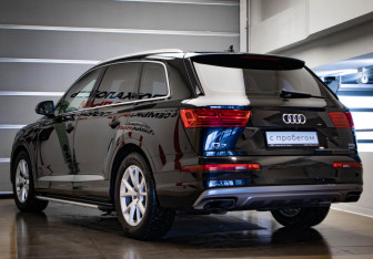 Подержанный автомобиль Audi Q7 2015 года (6 фото)