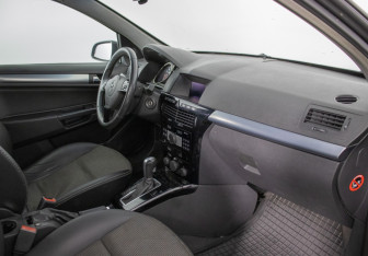 Подержанный автомобиль Opel Astra Sedan 2008 года (9 фото)