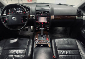 Подержанный автомобиль Volkswagen Touareg 2007 года (11 фото)