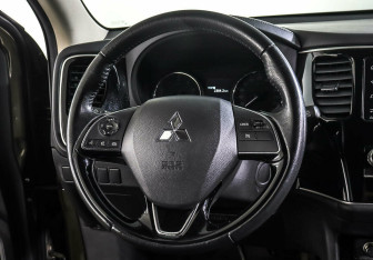 Подержанный автомобиль Mitsubishi Outlander 2020 года (12 фото)