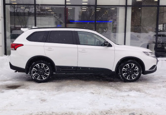 Подержанный автомобиль Mitsubishi Outlander 2021 года (4 фото)