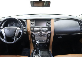 Подержанный автомобиль Infiniti QX80 2018 года (15 фото)