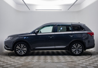 Подержанный автомобиль Mitsubishi Outlander 2021 года (2 фото)