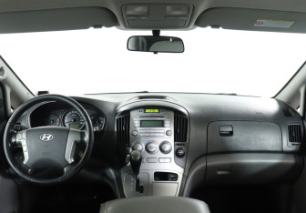 Подержанный автомобиль Hyundai H-1 2013 года (12 фото)