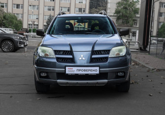 Подержанный автомобиль Mitsubishi Outlander 2005 года (2 фото)